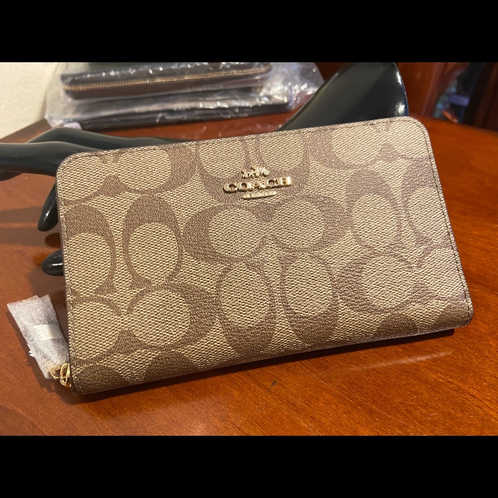 COACH ZIP AROUND WALLET